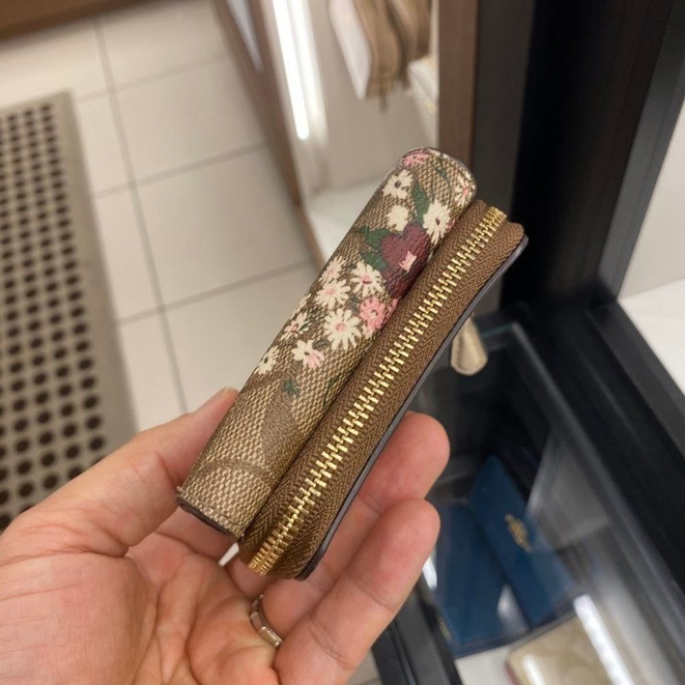 Trifold Wallet With Dandelion Floral - Picture 4 of 8